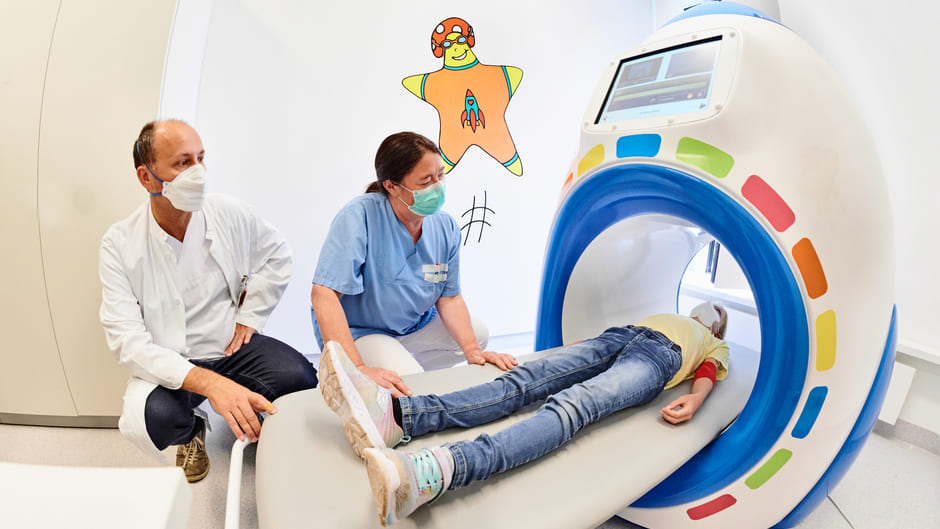 Radiologische Klinik übt MRT-Untersuchungen für Kinder spielerisch