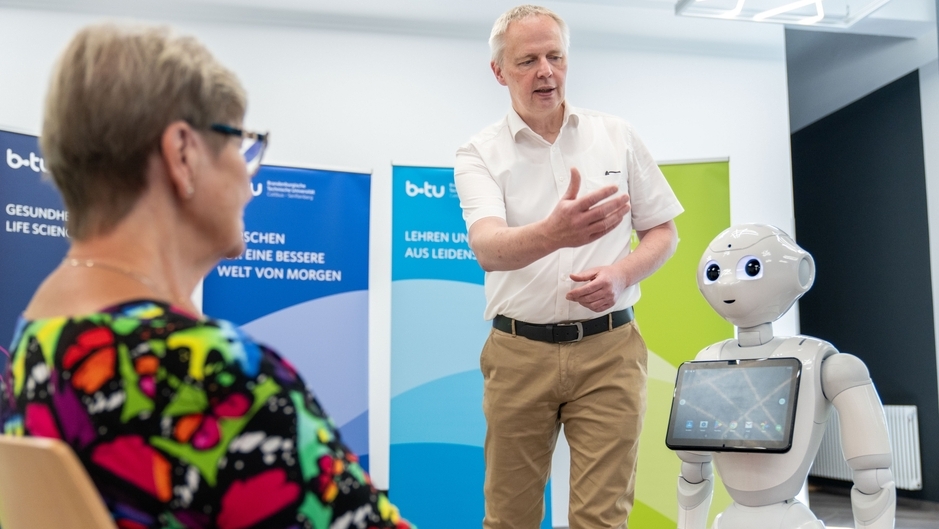 Robotik in der Pflege: Pilotstudie zur Interaktion mit sozialem Roboter Pepper